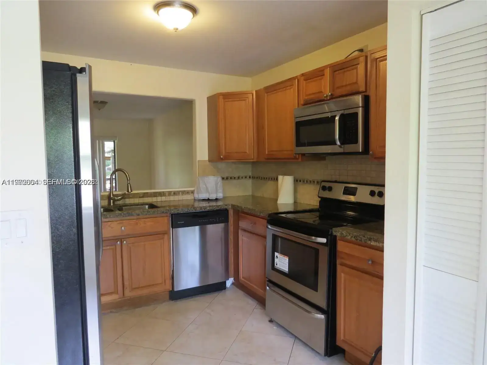 216 Lakeside Cir, Sunrise FL 33326 photo 4