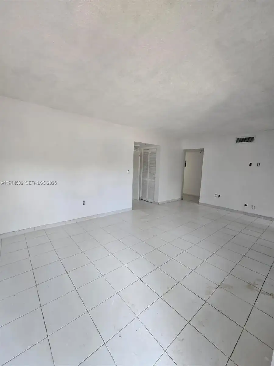 685 W Park Dr # 11, Miami FL 33172 photo 2