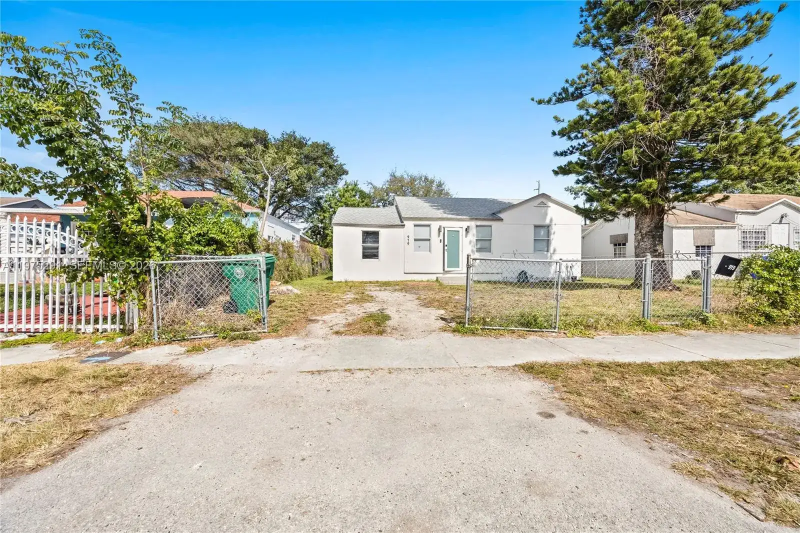 919 NW 66th St, Miami FL 33150 photo 2