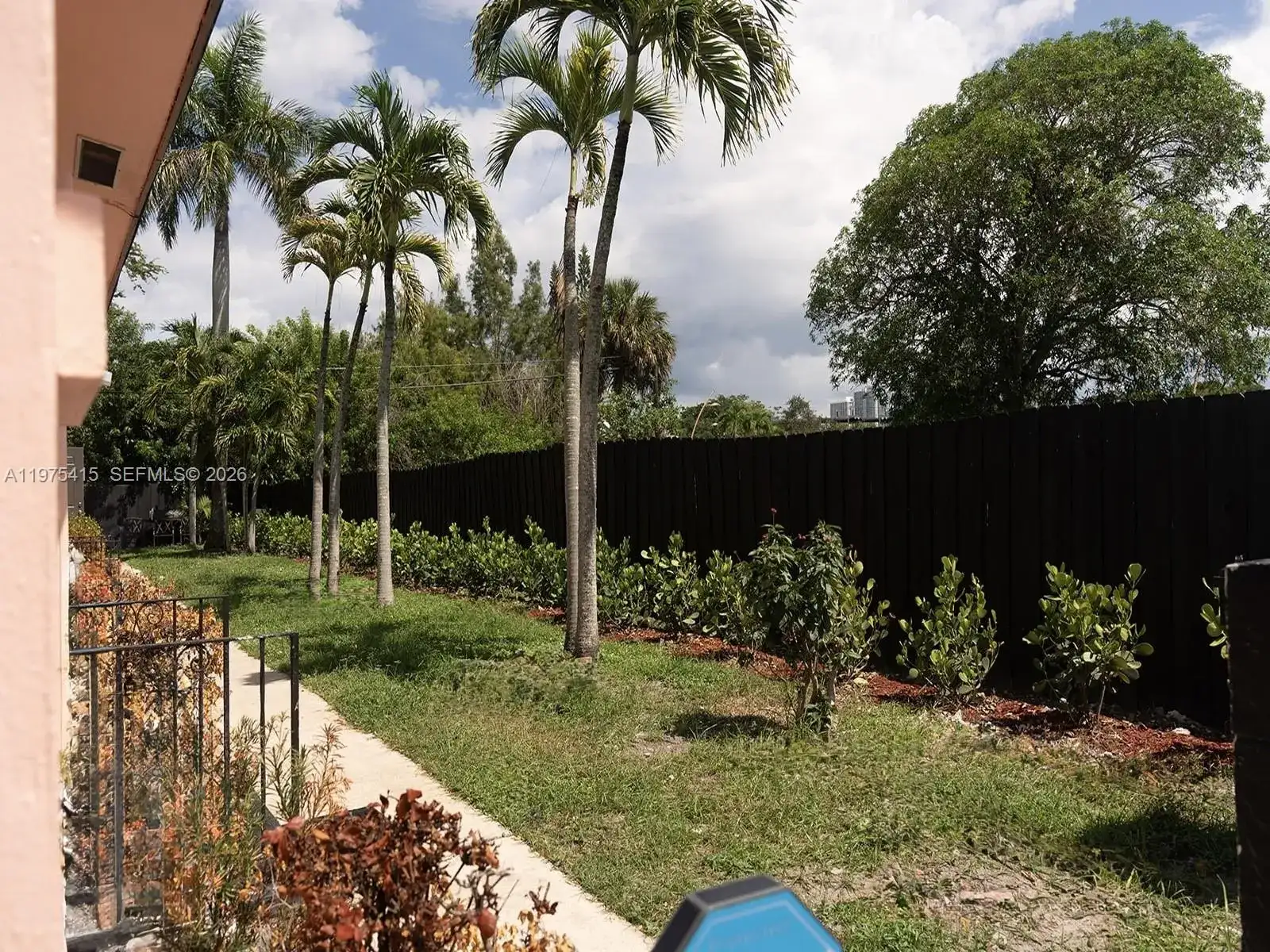 612 NW 10th Ter, Fort Lauderdale FL 33311 photo 3