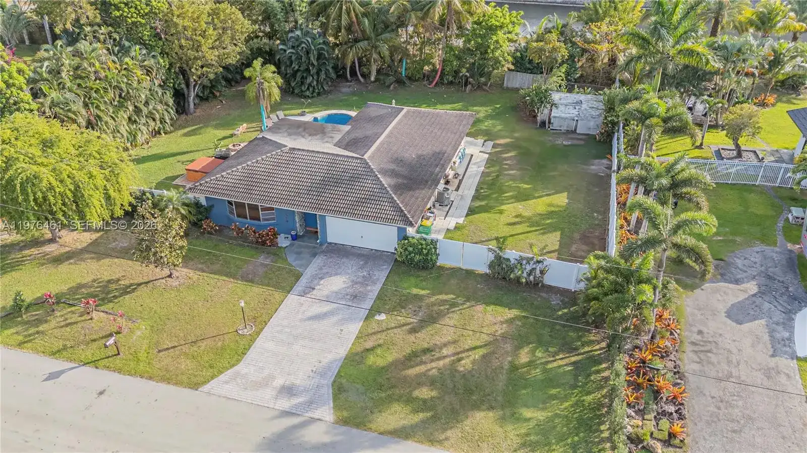 11400 Tara Dr, Plantation FL 33325 photo 2