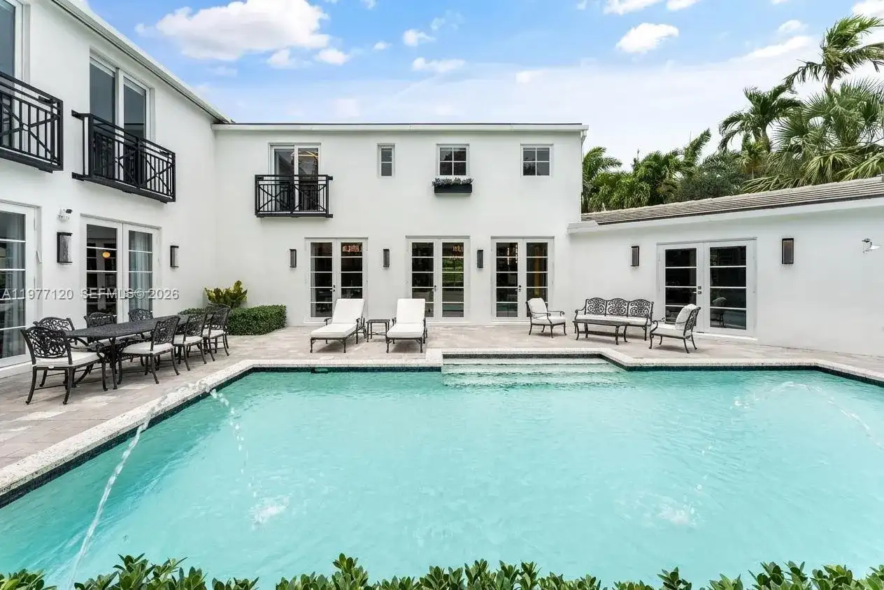 2887 Pine Tree Dr, Miami Beach FL 33140 photo 2