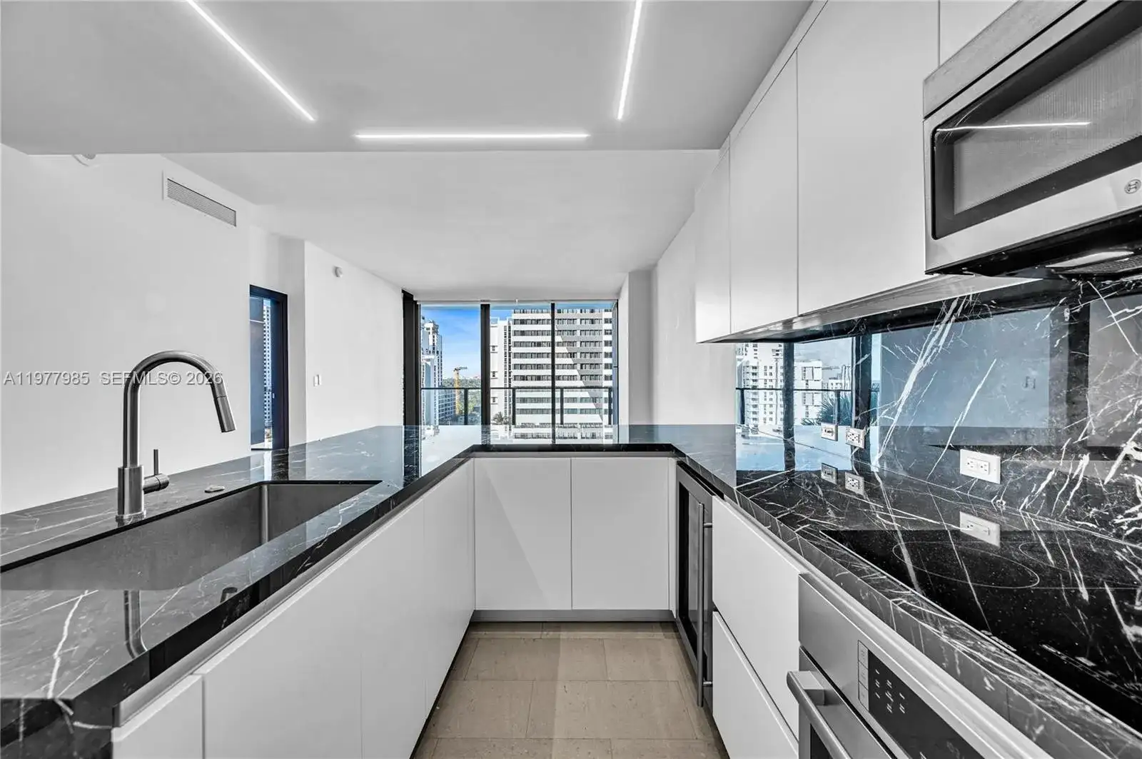 88 SW 7th St # 806, Miami FL 33130 photo 4