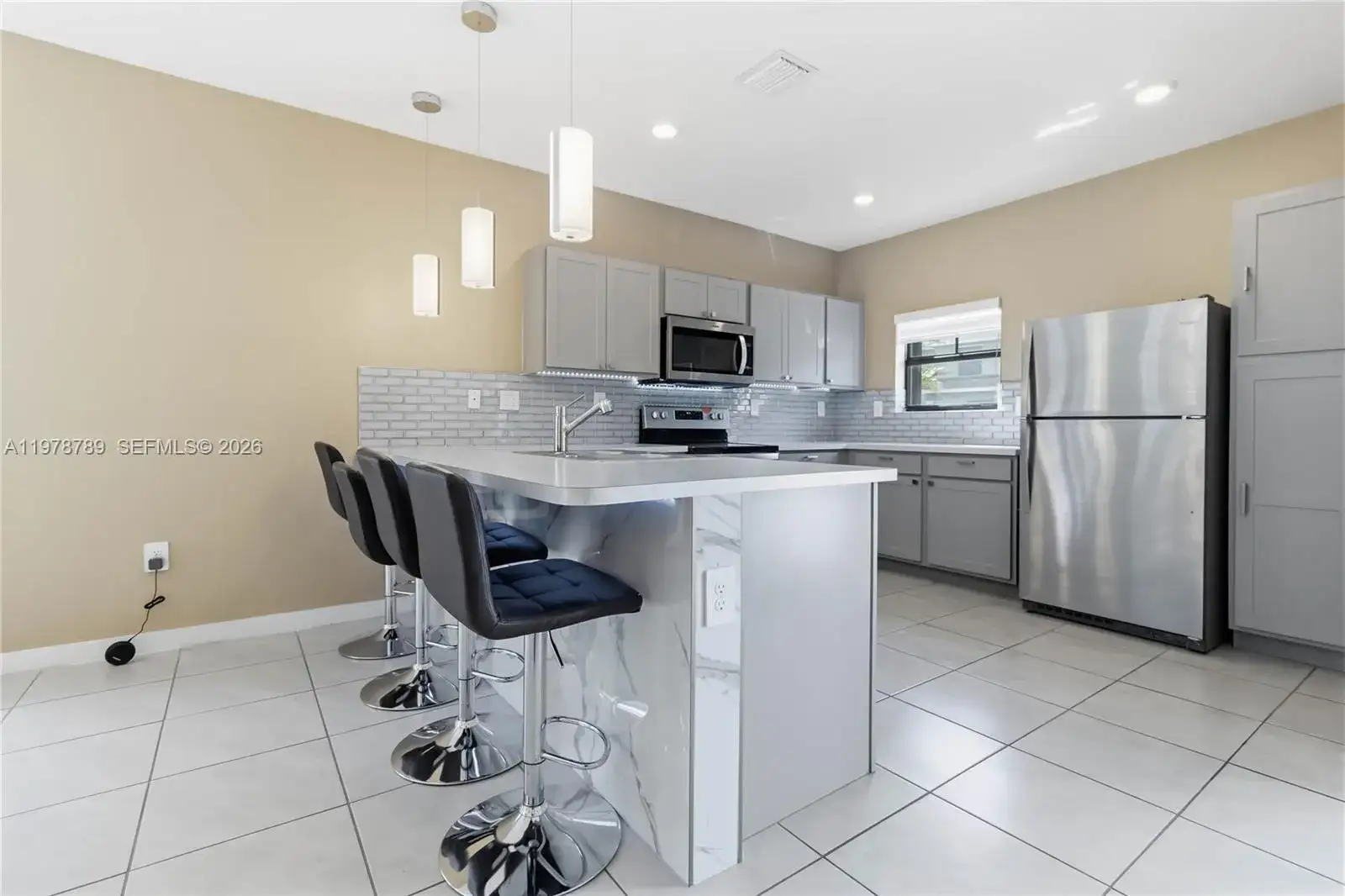 421 NE 1st Dr, Florida City FL 33034 photo 2