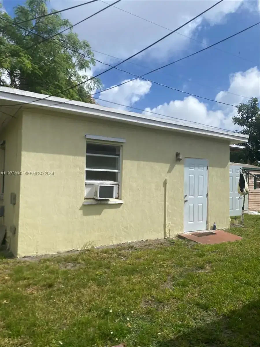 115 NE 192nd St # 1, Miami FL 33179 photo 2