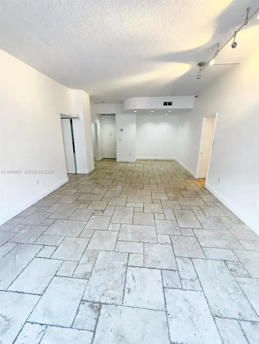 20505 E Country Club Dr # 135, Aventura FL 33180 photo 3