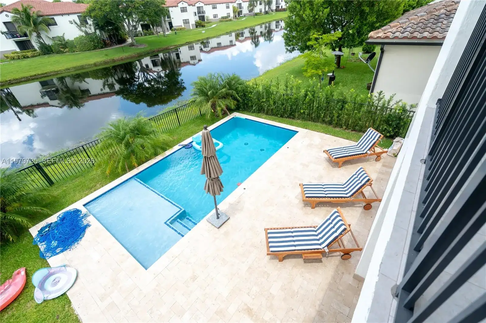 11826 SW 13th Ct, Pembroke Pines FL 33025 photo 2