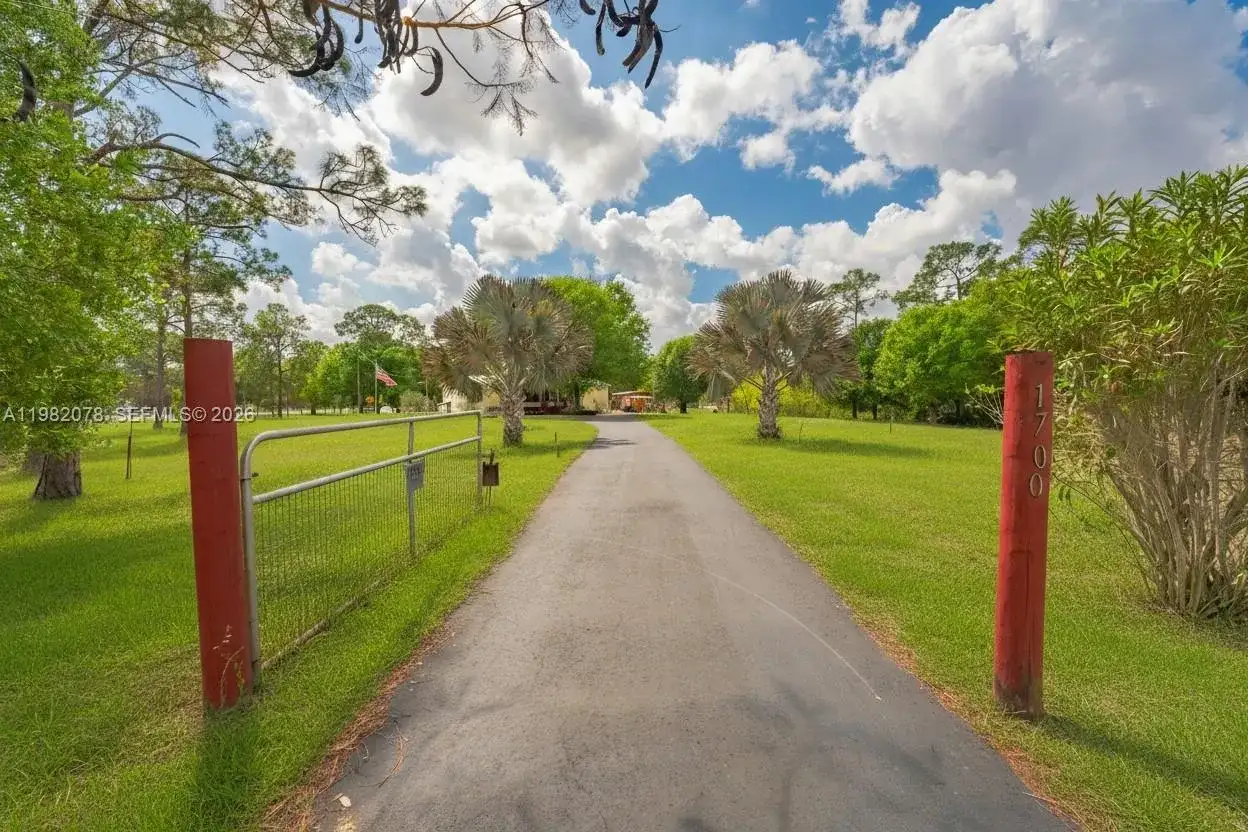 1700 Tampa Ave, Clewiston FL 33440 photo 2
