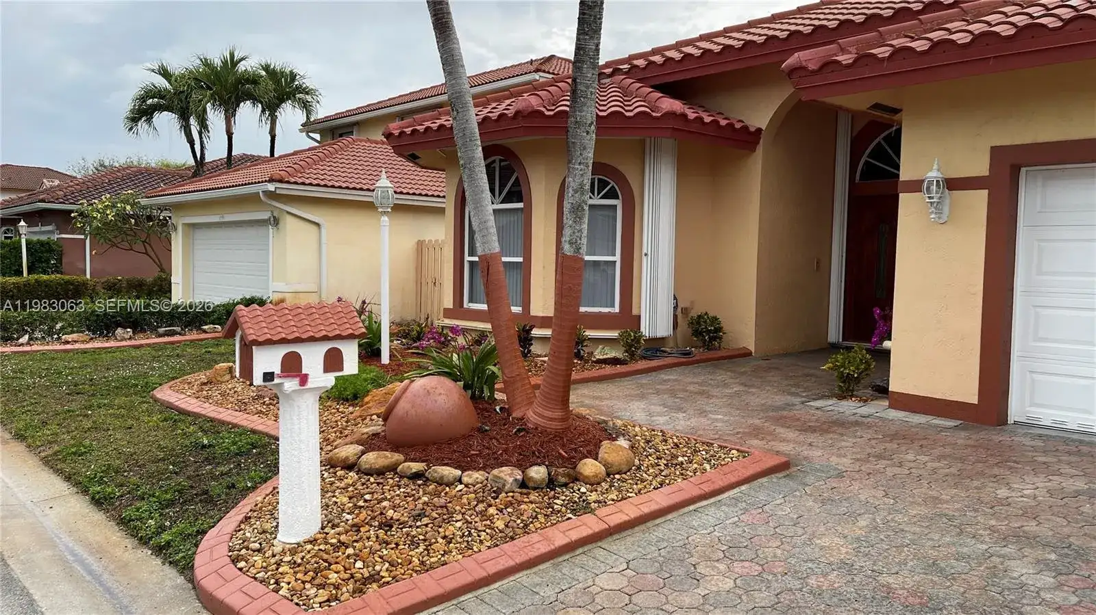 11581 SW 10th Ct, Pembroke Pines FL 33025 photo 2