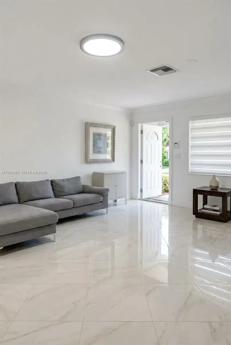 804 NE 2nd St, Hallandale Beach FL 33009 photo 2