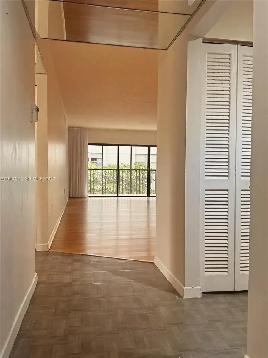 511 Ives Dairy Rd # 6, Miami FL 33179 photo 2