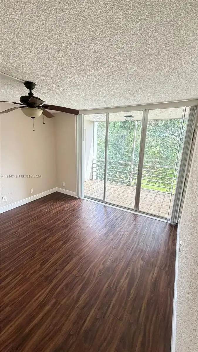9461 Evergreen Pl # 305, Davie FL 33324 photo 3
