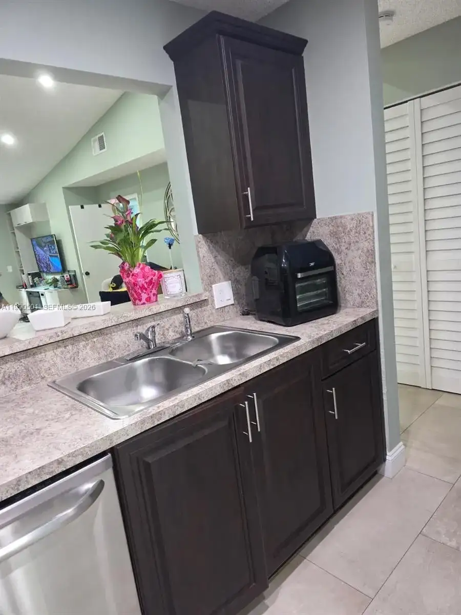 893 SW 120th Way, Davie FL 33325 photo 4