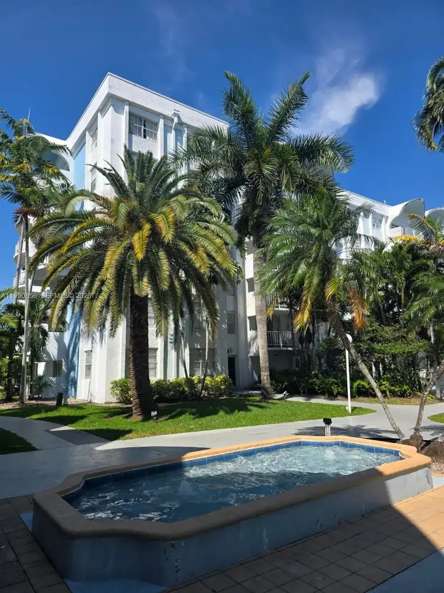 486 NW 165th St Rd # 405, Miami FL 33169 photo 2