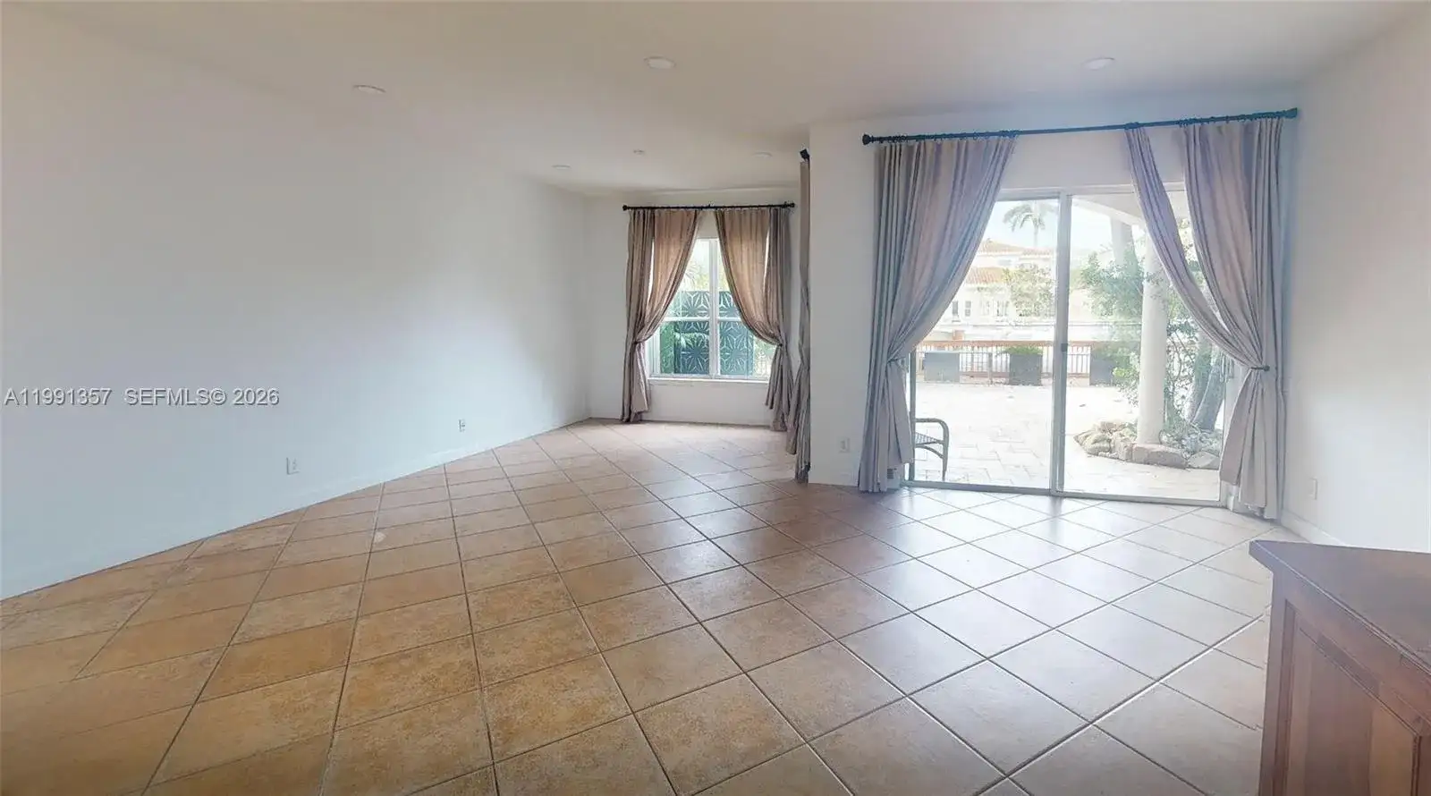 949 N Harbor Vw N, Hollywood FL 33019 photo 4