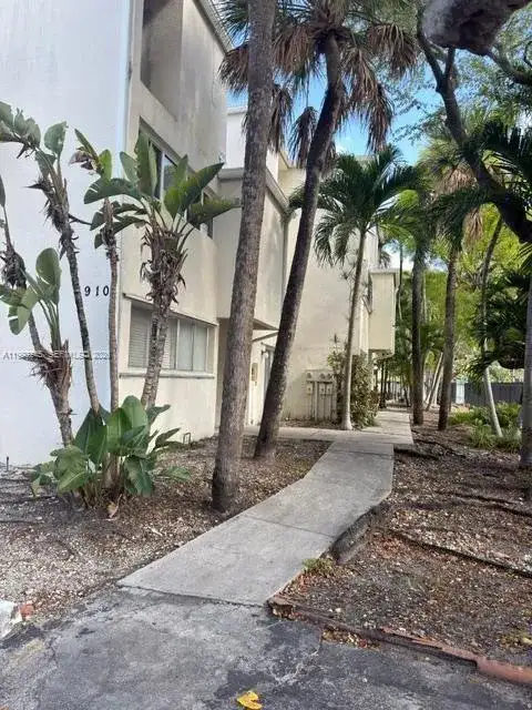 1910 SW 17th Ave # 4, Miami FL 33145 photo 2