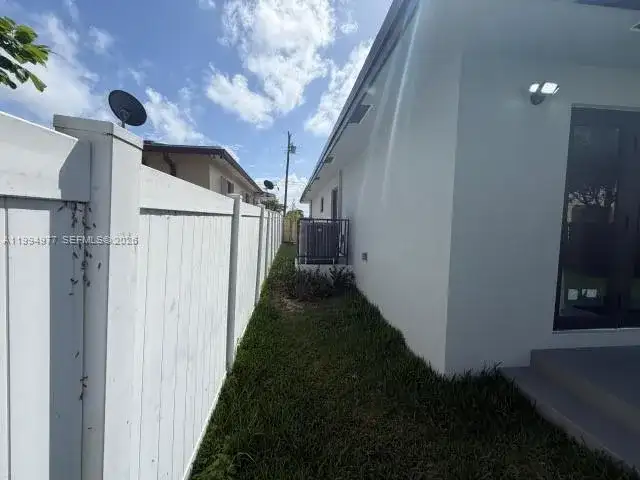 644 NW 6th Ct, Hallandale Beach FL 33009 photo 4