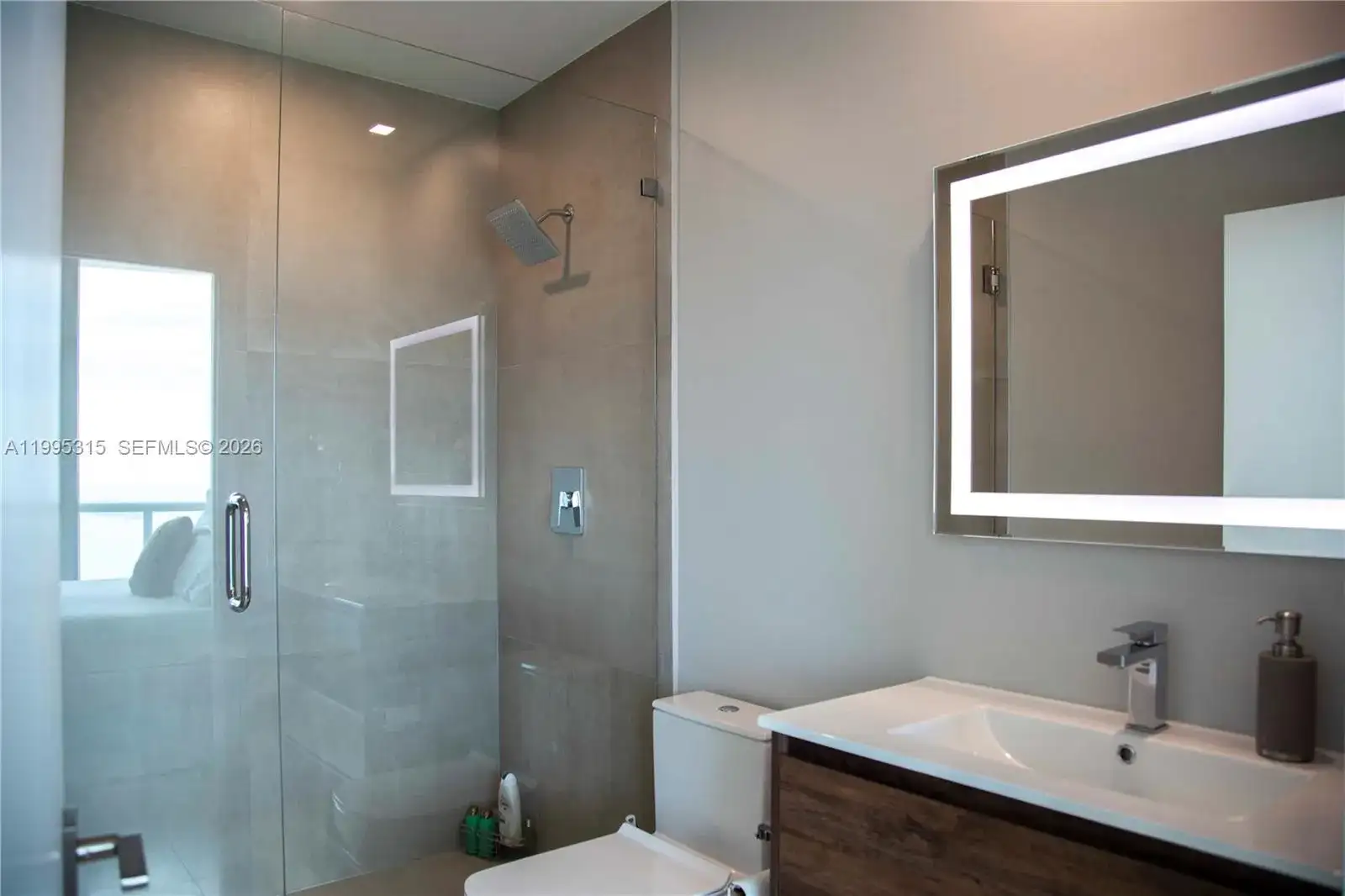 888 Biscayne Blvd # 5207, Miami FL 33132 photo 2