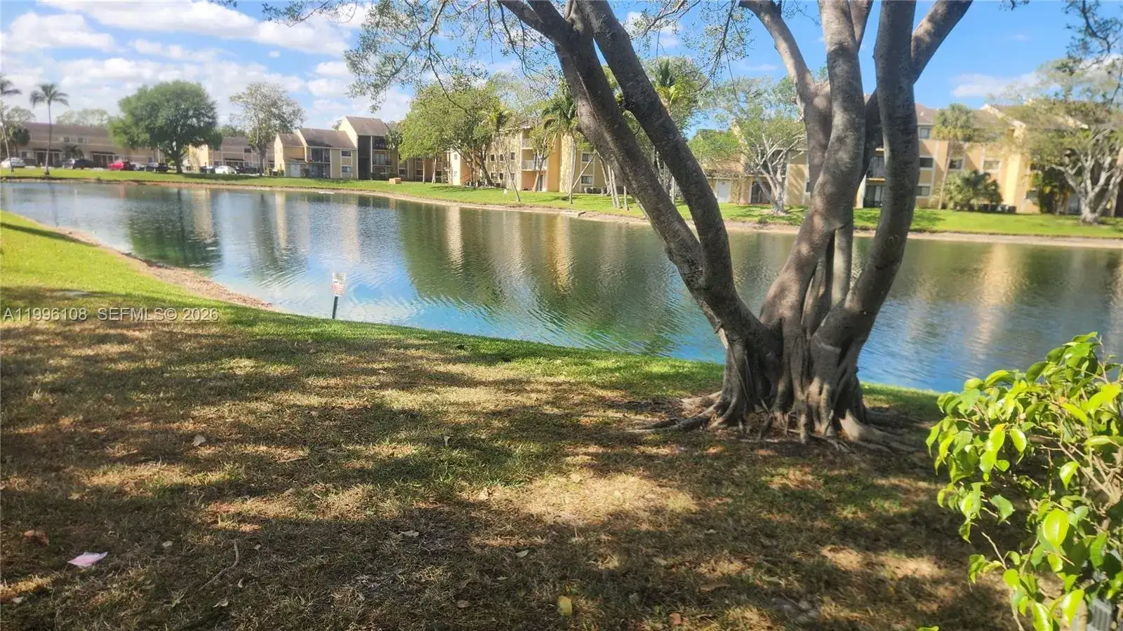 210 E Palm Cir E, Pembroke Pines FL 33025 photo 5
