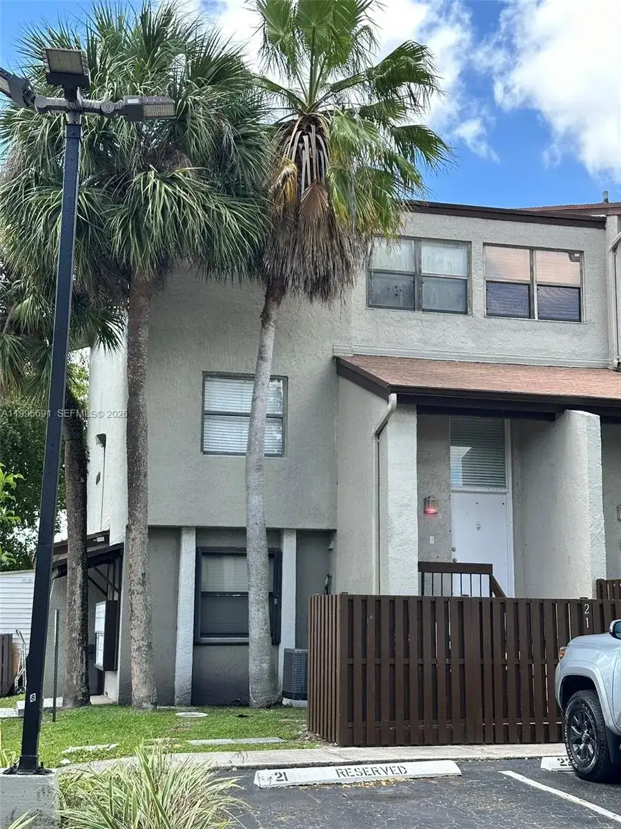 10000 NW 9th St Cir # 21, Miami FL 33172 photo 2