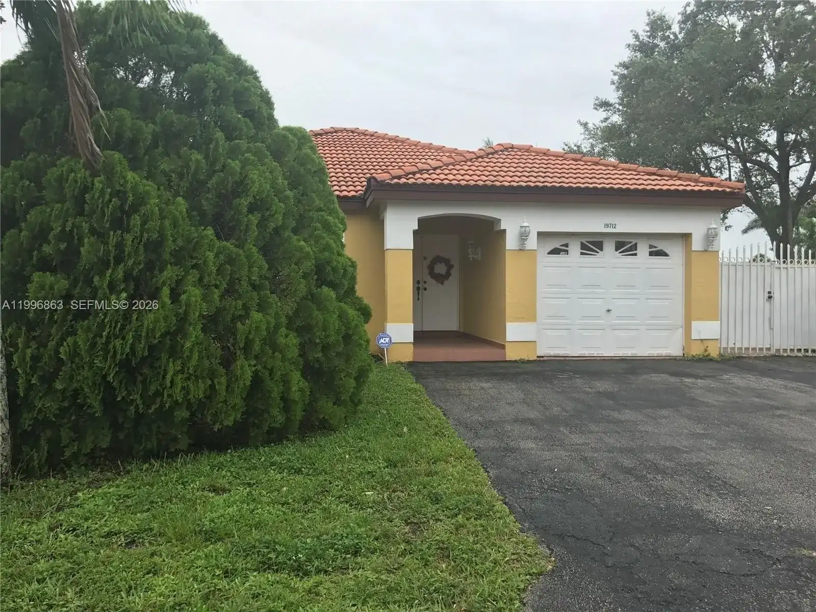 19712 NW 82nd Pl, Hialeah FL 33015 photo 2