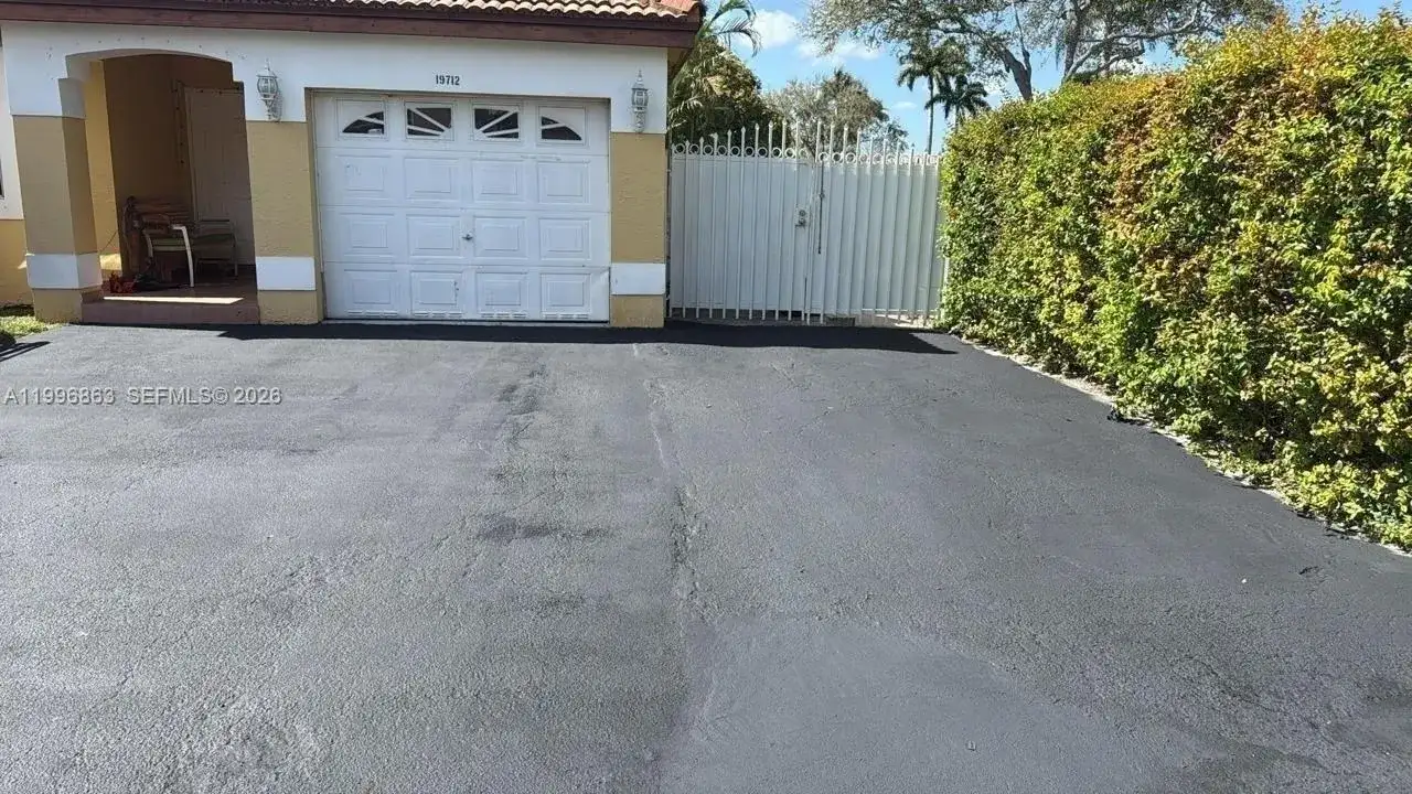 19712 NW 82nd Pl, Hialeah FL 33015 photo 3