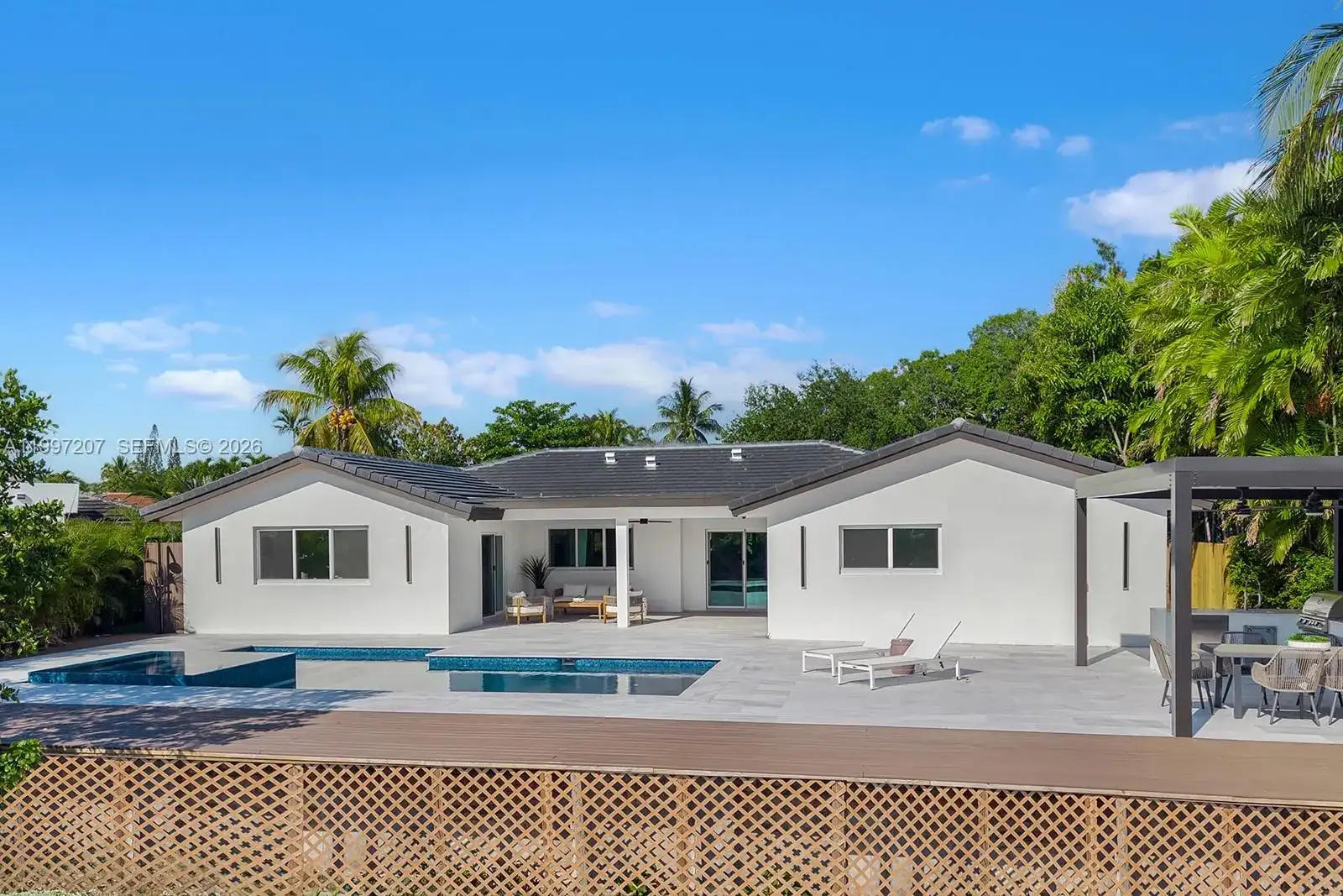 19721 NE 23 Ave, Miami FL 33180 photo 3