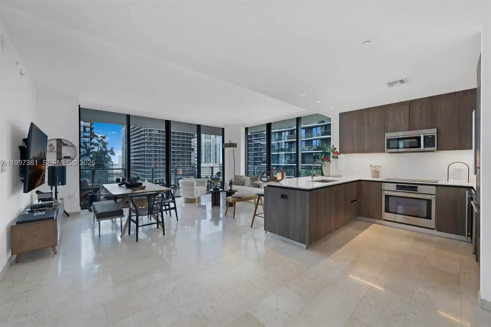 88 SW 7th St # 1401, Miami FL 33130 photo 2