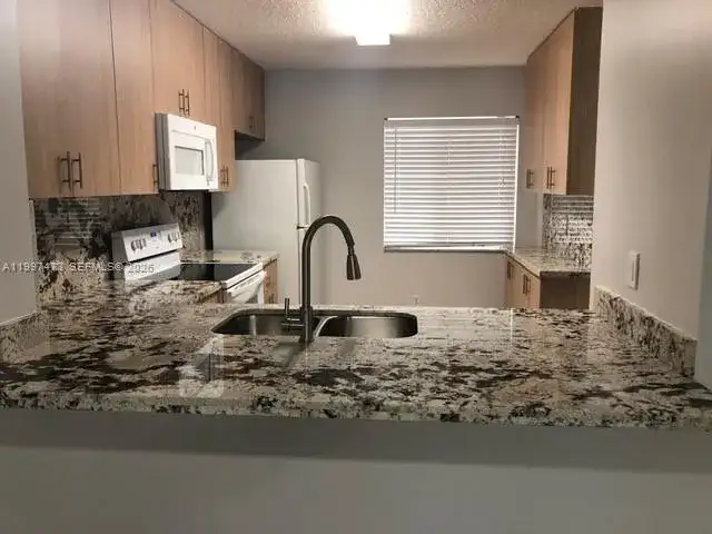 571 NW 208th Cir, Pembroke Pines FL 33029 photo 4