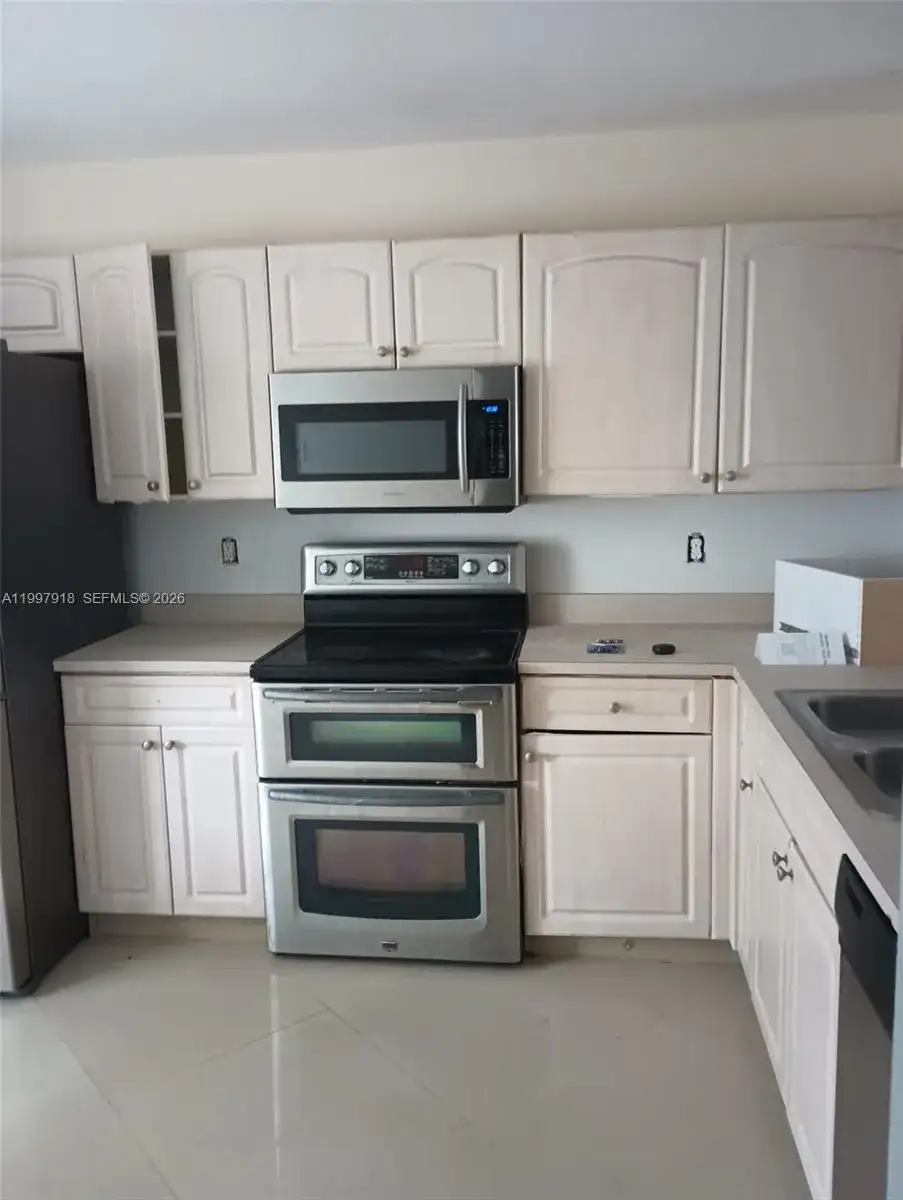 20861 NW 4th St, Pembroke Pines FL 33029 photo 2
