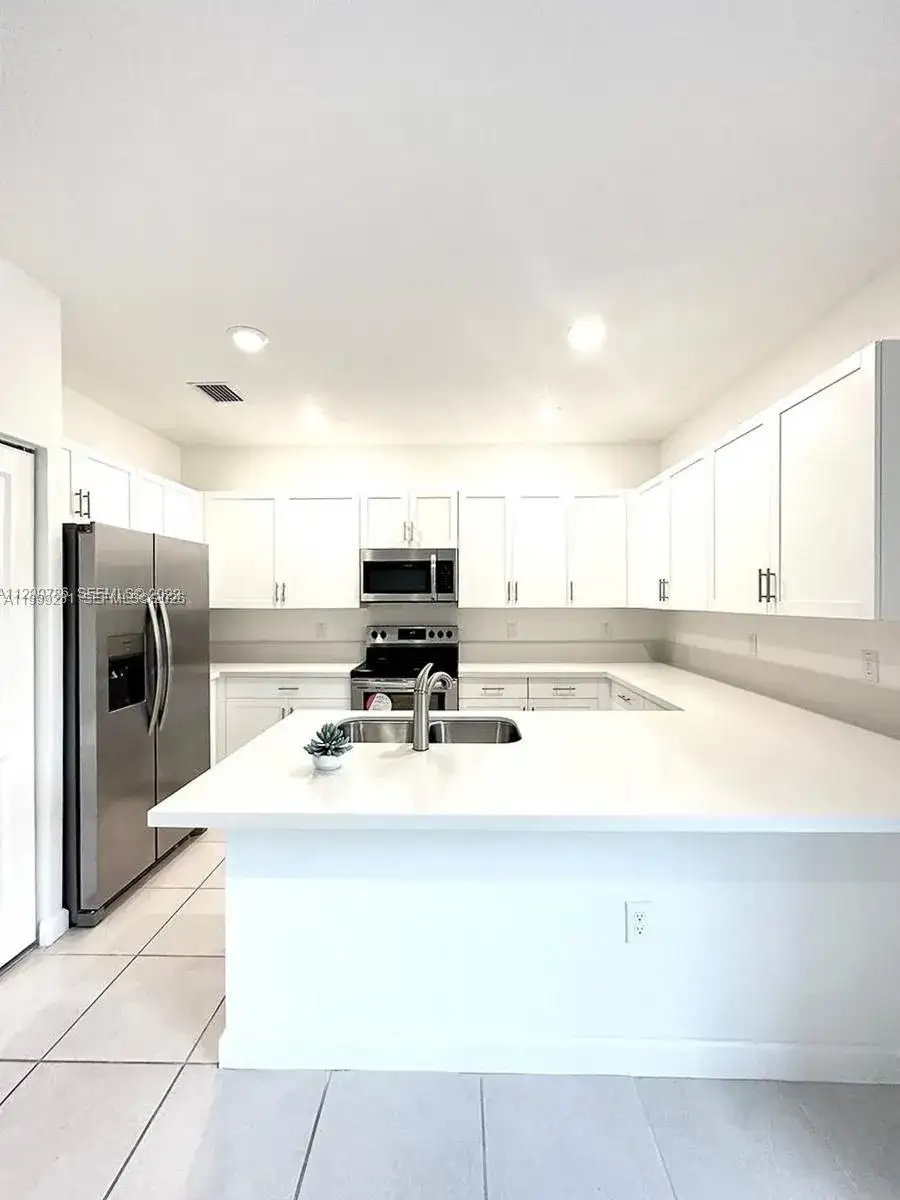20800 NE 5th Ct, Miami FL 33179 photo 3