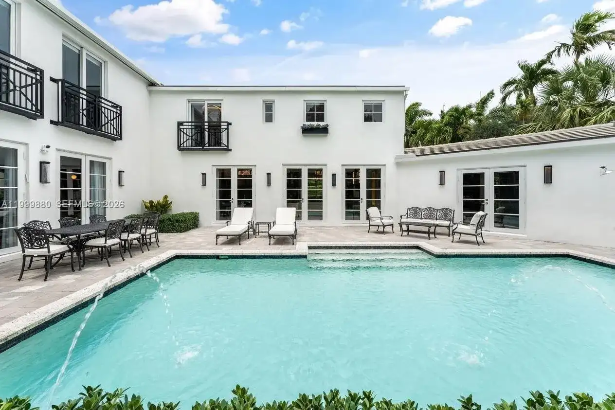 2887 Pine Tree Dr, Miami Beach FL 33140 photo 2