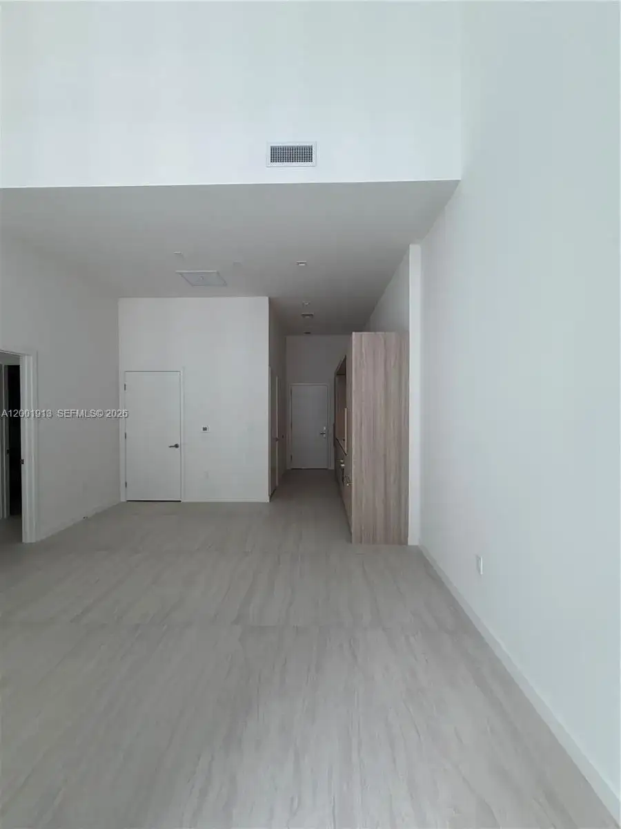 77 SE 5th Street, Miami FL 33131 photo 2