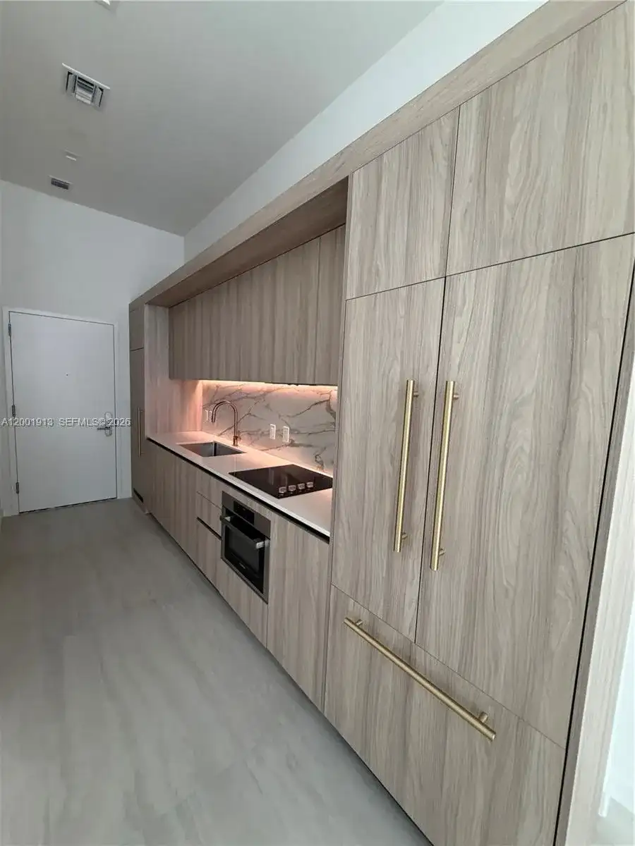 77 SE 5th Street, Miami FL 33131 photo 3