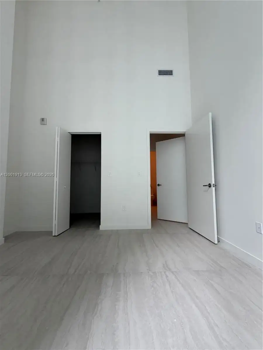 77 SE 5th Street, Miami FL 33131 photo 4