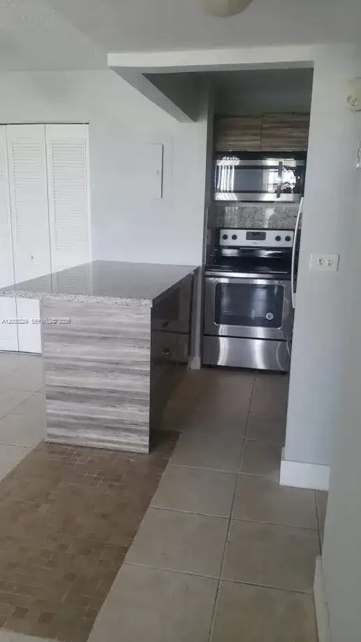 8840 Fontainebleau Blvd # 402, Miami FL 33172 photo 3