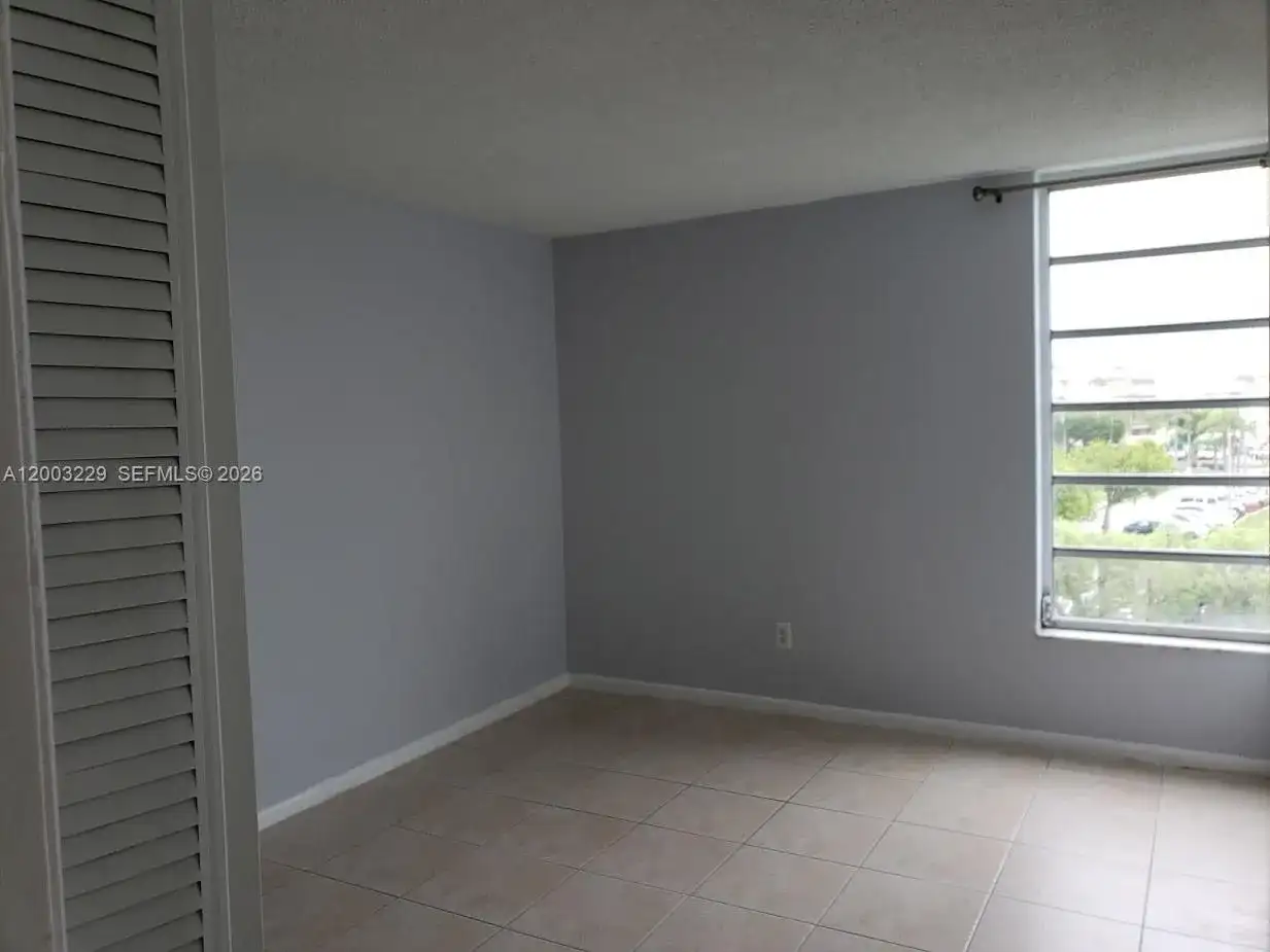 8840 Fontainebleau Blvd # 402, Miami FL 33172 photo 4