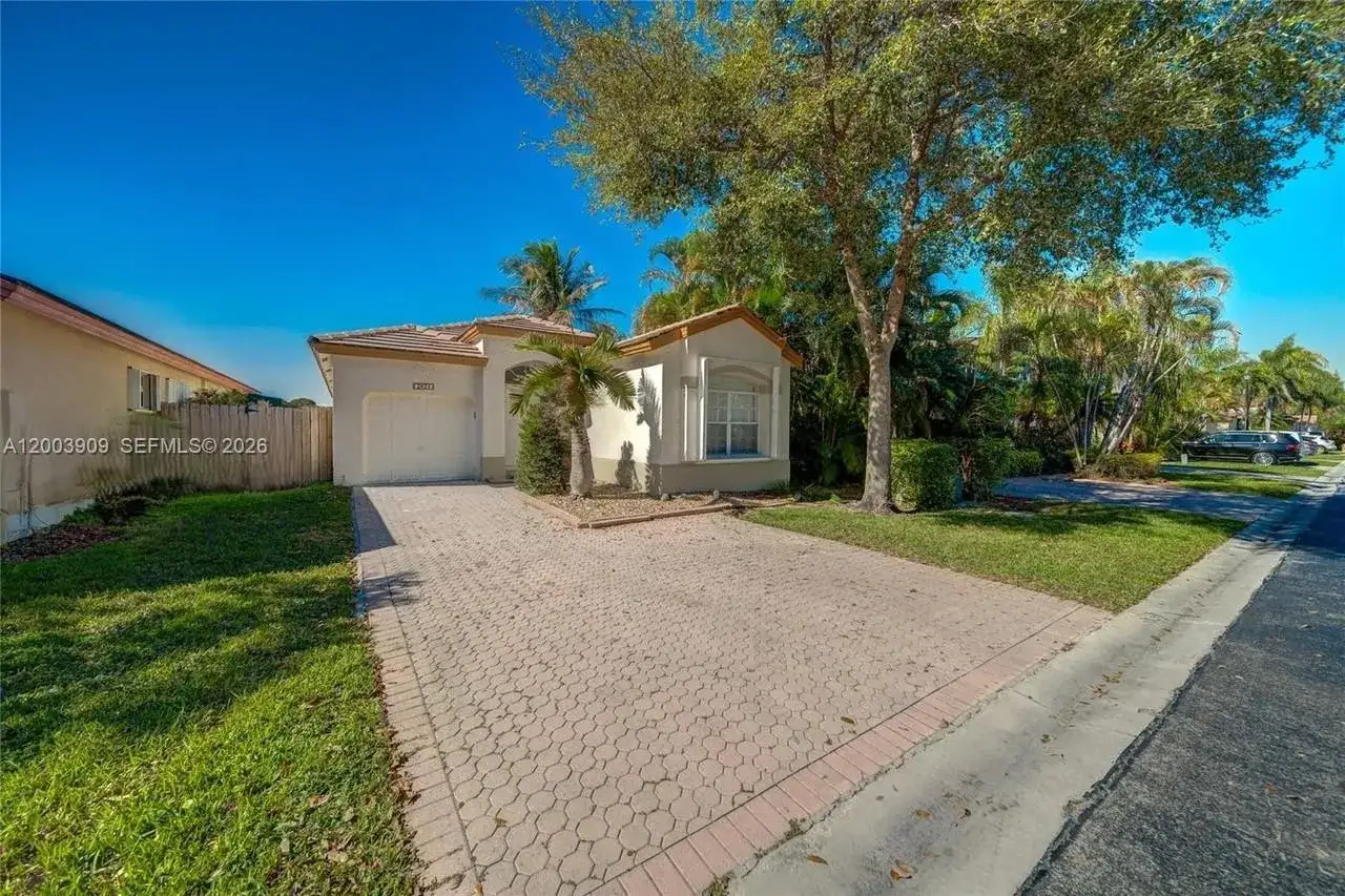 2924 NW 99th Pl, Doral FL 33172 photo 2