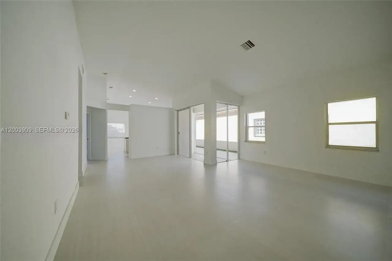 2924 NW 99th Pl, Doral FL 33172 photo 4