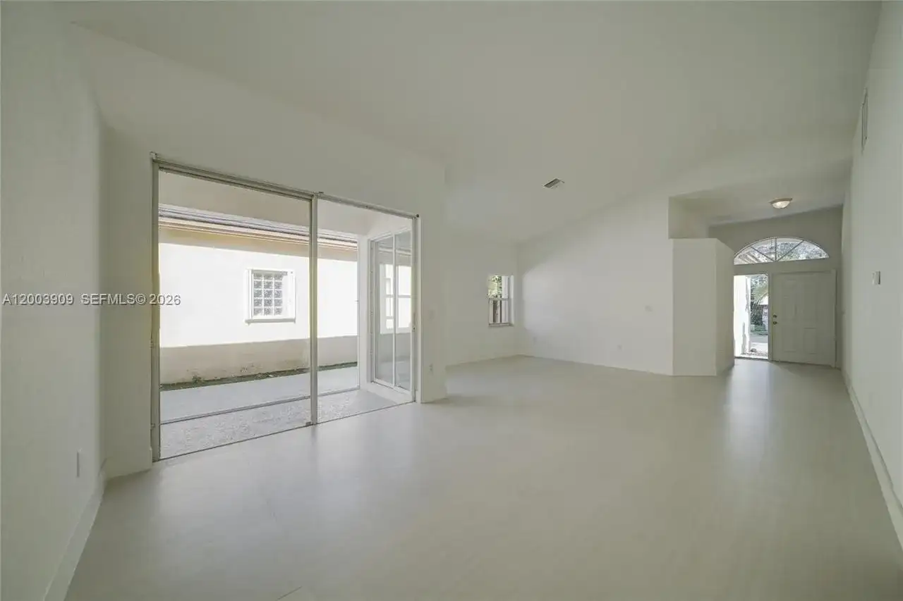 2924 NW 99th Pl, Doral FL 33172 photo 5