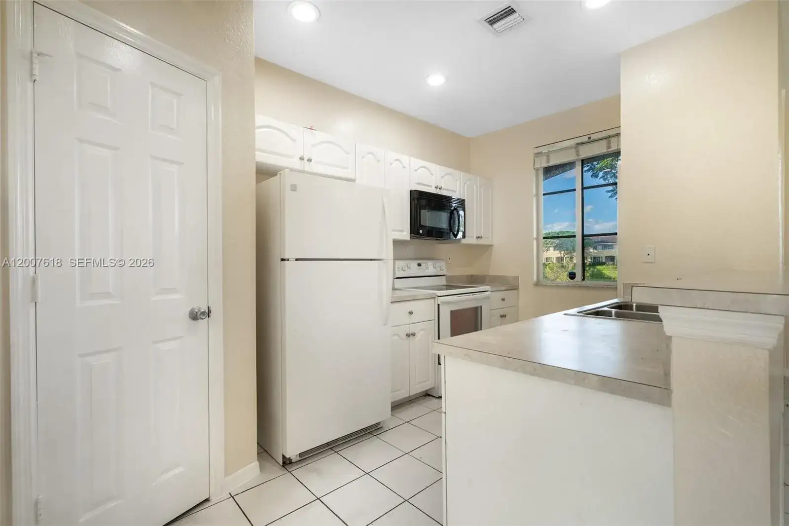 6051 SW 19th Pl, North Lauderdale FL 33068 photo 4