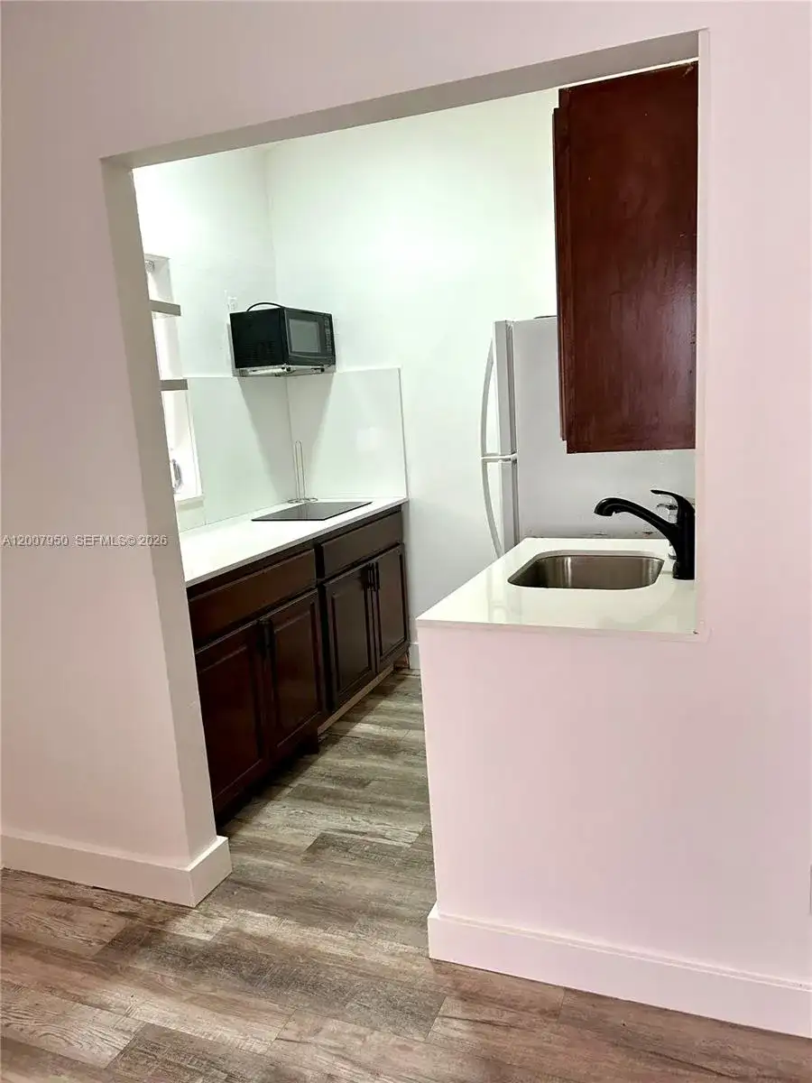 215 30th St # 17, Miami Beach FL 33140 photo 3