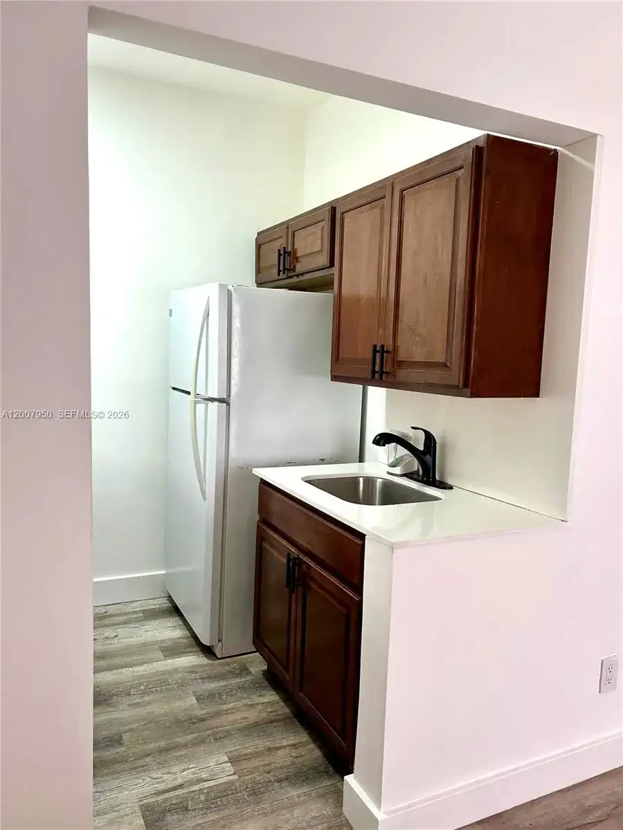 215 30th St # 17, Miami Beach FL 33140 photo 4