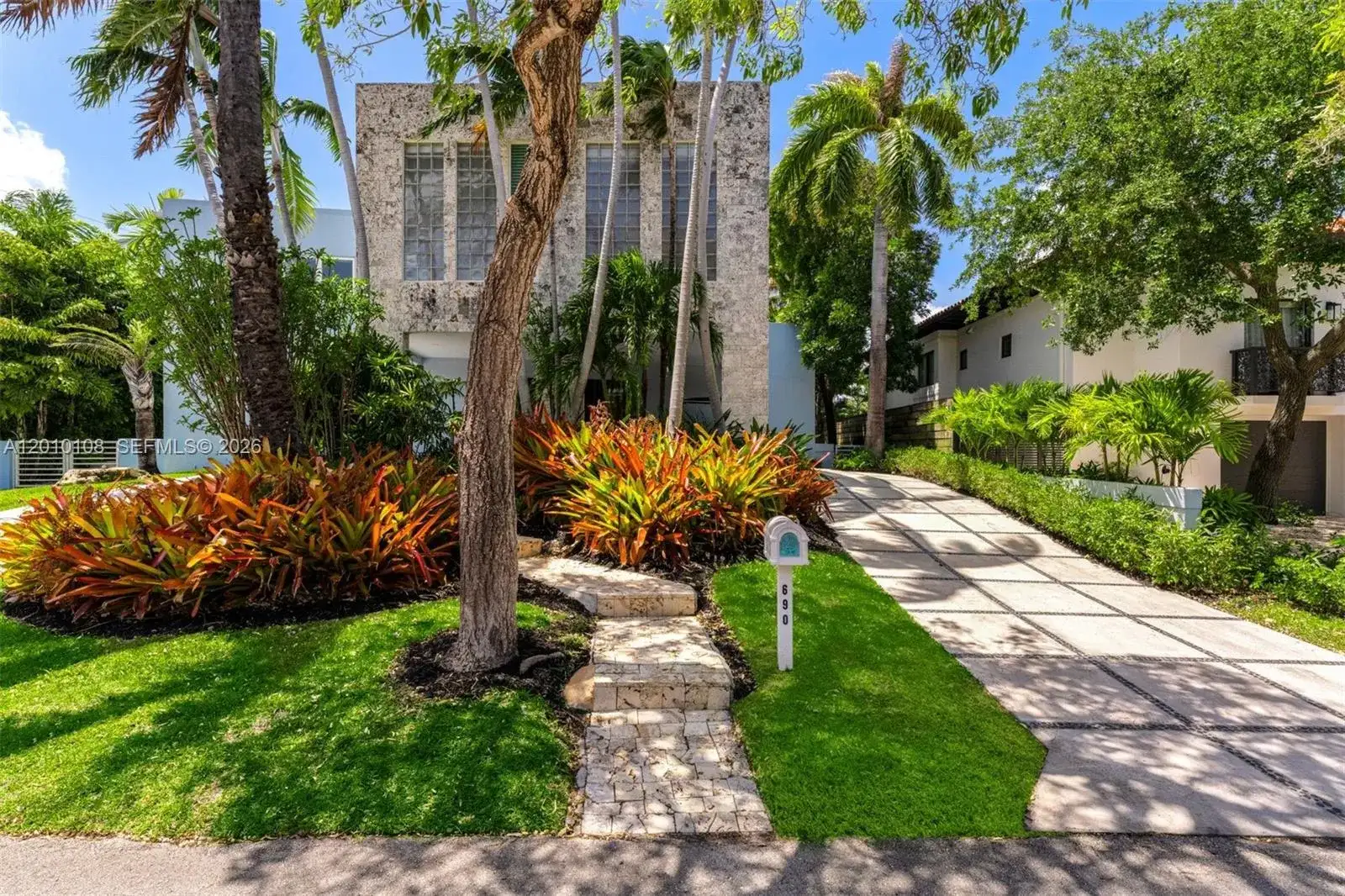 690 Warren Ln, Key Biscayne FL 33149 photo 2