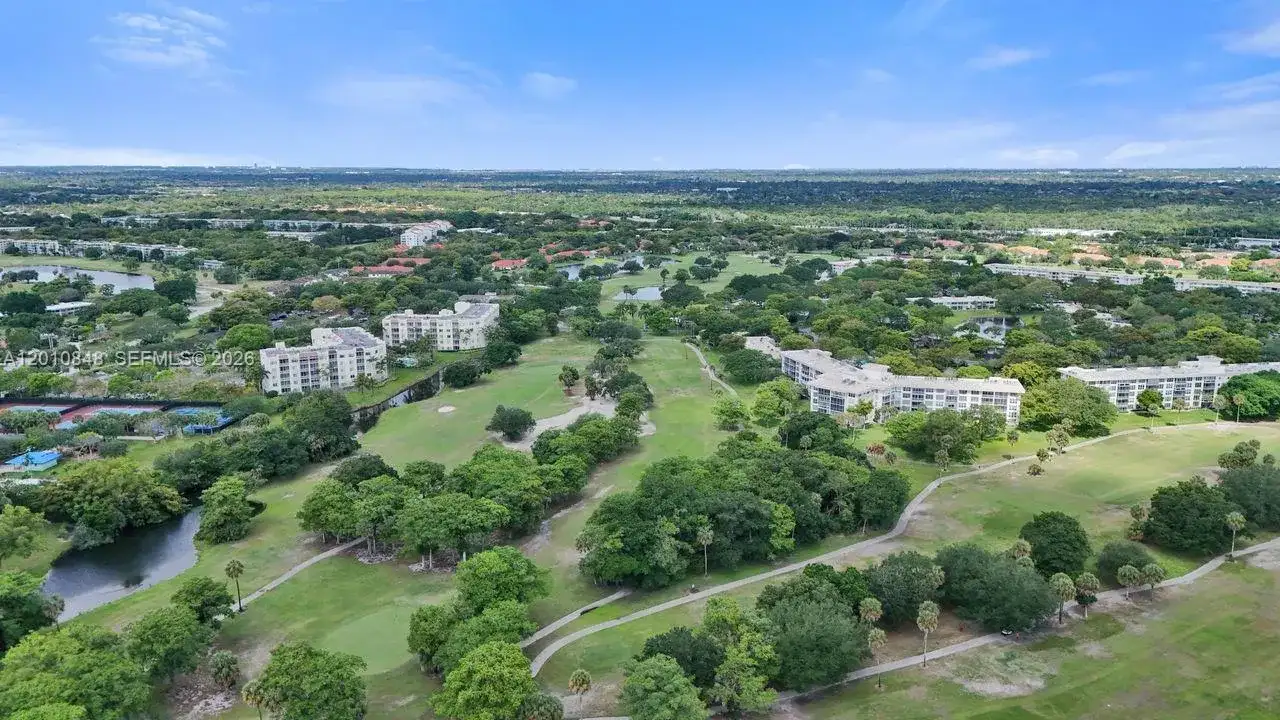 575 Oaks Ln # 508, Pompano Beach FL 33069 photo 2