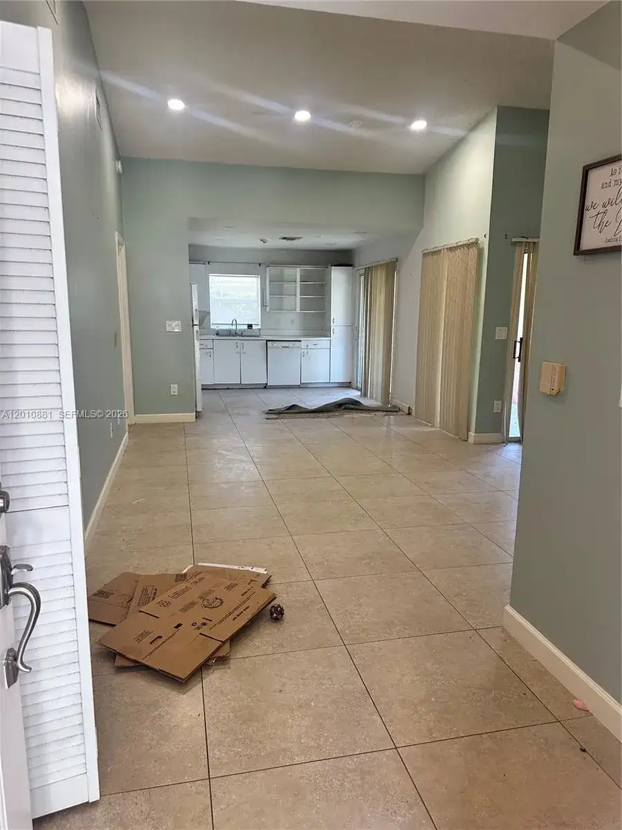 472 SE 22nd Dr, Homestead FL 33033 photo 2