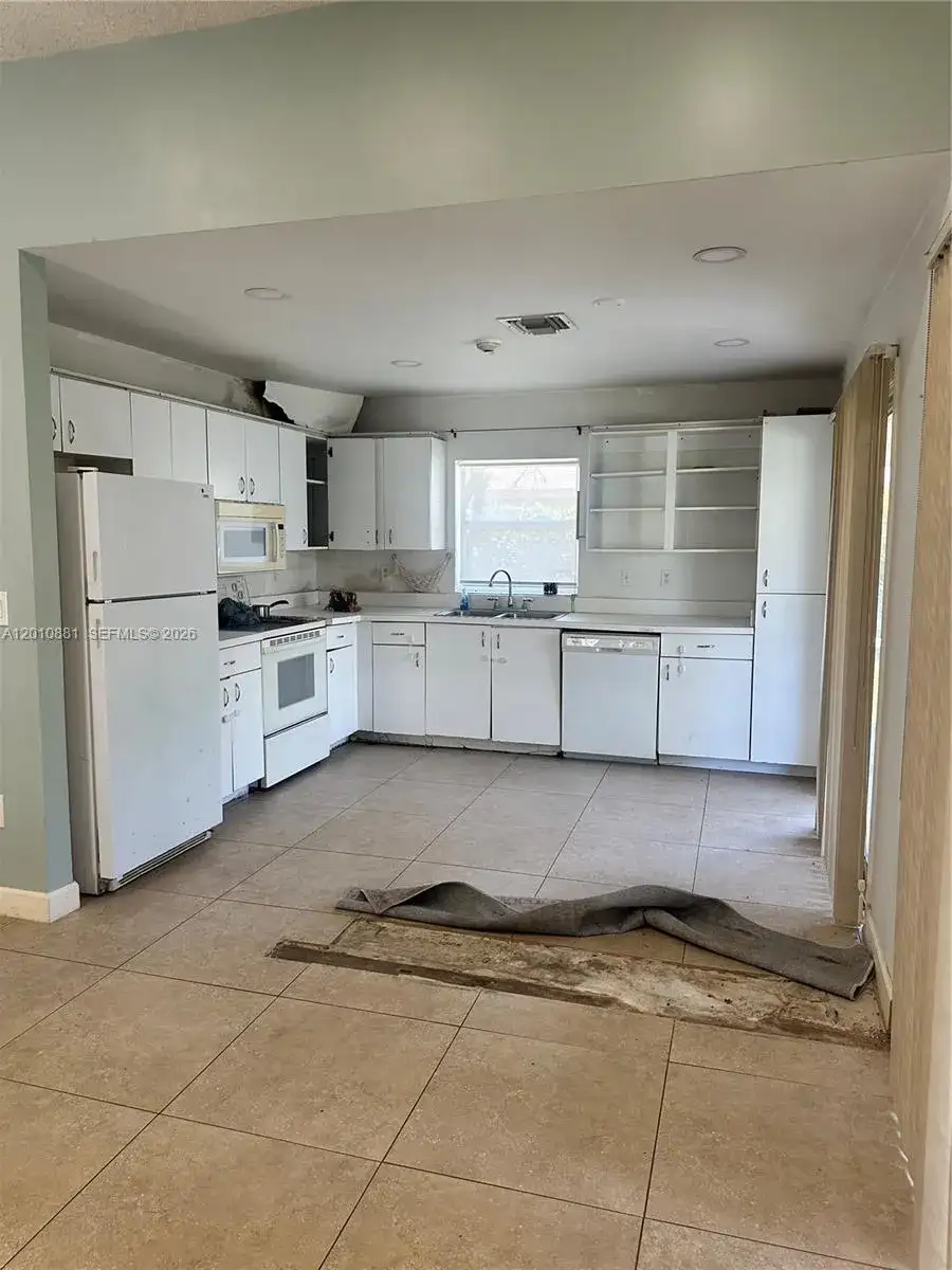 472 SE 22nd Dr, Homestead FL 33033 photo 3