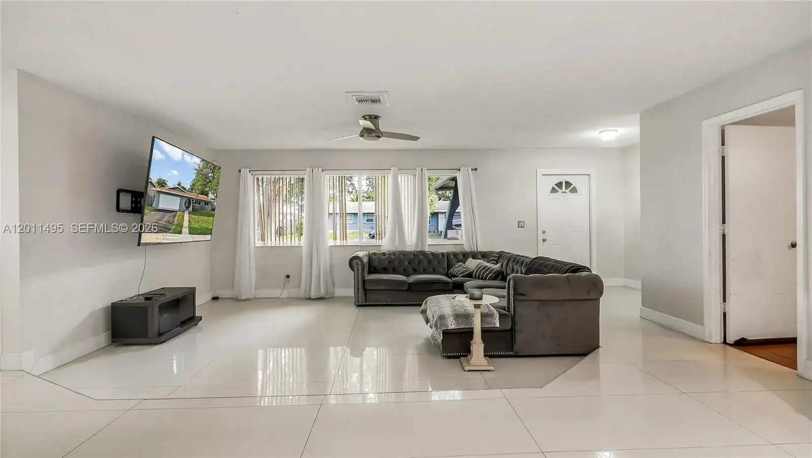 9511 NW 8th St, Pembroke Pines FL 33024 photo 2