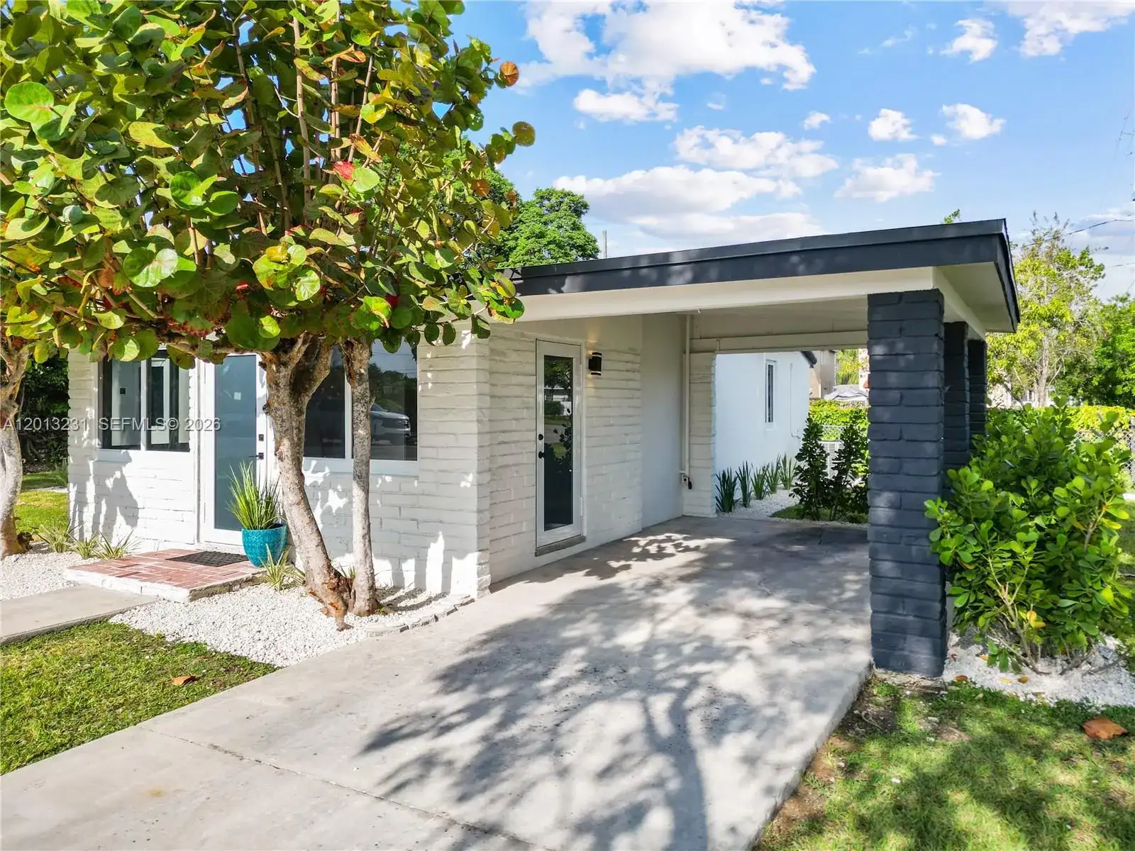 1044 NE 4th Ave, Homestead FL 33030 photo 2