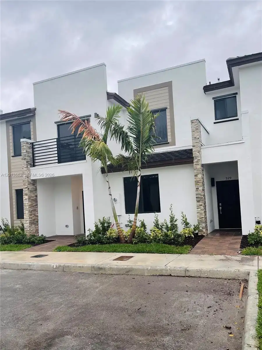 929 NE 211th St, Miami FL 33179 photo 2